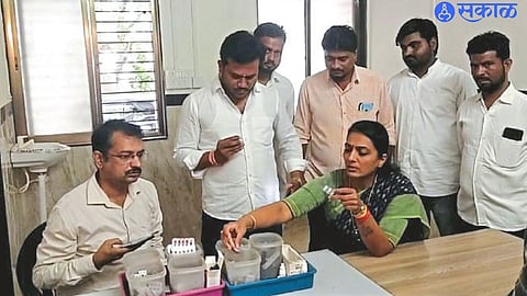 Upazila Hospital Taluka Medical Officer Dr. Rohini Khadse showing the quality of medicinal pills in front of Yogesh Rane. Neighbor officials and activists.