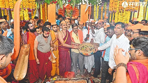 Trust President Balasaheb Wagh, Executive Officer Bhagwan Nerkar, Mankari Gangurde, Gram Panchayat Member Rajesh Gawli etc. during the completion of Shatchandi Yagas in Adimaye's temple hall.