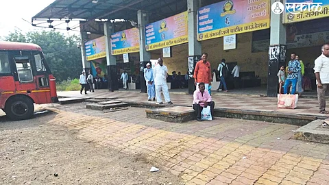 The disrepair of the bus stand.