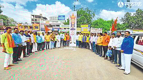 Officials and activists of Shiv Sena Ubhata protesting against the administration of Municipal Corporation in Dhule city.