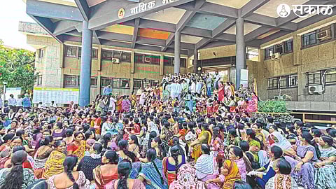 Women protesting for water at the municipal headquarters on Monday. The table shown in the second photograph.