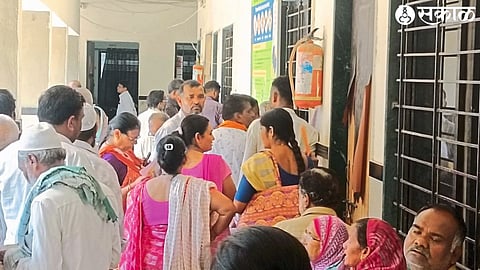 Crowd of citizens outside the supply section of Tehsil office.