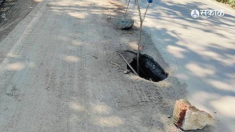 Thane: सार्वजनिक बांधकाम विभागाचा निर्लज्जपणा; वज्रेश्वरी रस्त्यावर मध्यभागी मोठे भगदाड