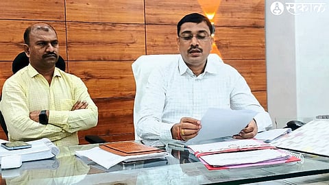 Election Officer Sharad Mandalik while giving information about the code of conduct. Neighbor Assistant Officer Mahendra Mali.