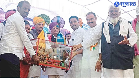Irshad Jagirdar and colleagues felicitating Akhilesh Yadav, Abu Azmi at the Samajwadi Party meeting at Jail Road on Saturday.