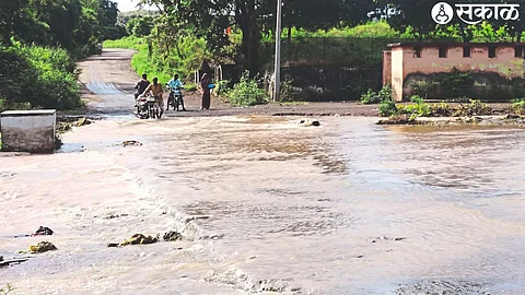 Flooding of Amravati river due to increased leakage of water from spillway in Kaykanda mini-project.