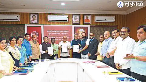 Yashwantrao Chavan Maharashtra Open University and Bharat Vikas Group Officials of both institutions present at the MoU.