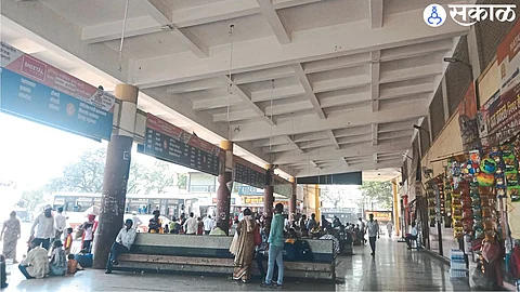 The bus stand here is seen without fans.