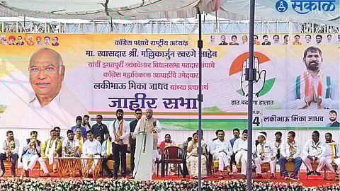 All India Congress National President Mallikarjun Kharge speaking at a meeting held here on Thursday. Neighbor MP Nasir Hussain, Dr. Shobha Bachhao, Rajaram Pangavane along with office bearers.