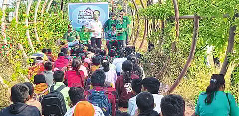 विद्यार्थ्यानी रेखाटली विविध पक्ष्यांची चित्रे