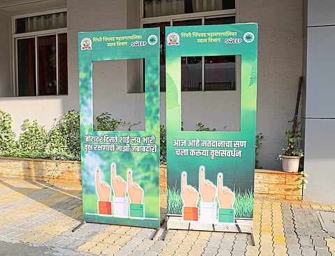 मतदान केंद्रांवर पर्यावरण संदेश...