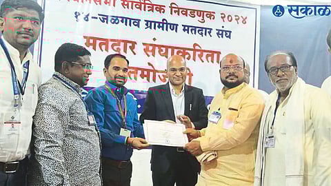 Election Returning Officer Nivrithi Gaikwad giving the victory certificate to the winning candidate Gulabrao Patil. Along with Assistant Election Decision Officer Mahendra Suryavanshi, Ravindra Kankhare etc.