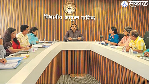 Speaking at the meeting organized regarding Godavari pollution free measures, Divisional Commissioner Dr. Officers including Praveen Gedam.