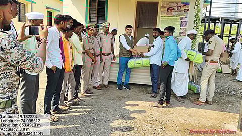 मेंढपाळांना बिबटपासून सुरक्षेसाठी सौर दिवे, तंबूचे वाटप