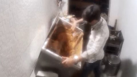 वरळीत तरुणाचा पकोडा मशिनमध्ये अडकल्याने मृत्यू