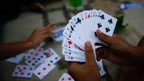 Police raid gambling den in Kudnur, Jat, seizing Rs 7 lakh in cash. Seven people have been arrested for illegal gambling.
