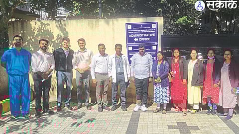 Vinayak Shinde who is ready to go home after treatment and Dr. who treated him. Government Medical College team including Gopal Shinde.