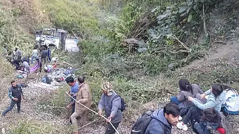 Bus Accident : 27 प्रवाशांसह बस दरीत कोसळली, एका चिमुकल्यासह चौघांचा मृत्यू