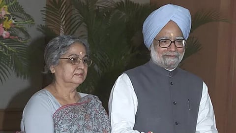 मनमोहन सिंग यांच्यानंतर पत्नी माजी पंतप्रधानांच्या बंगल्यात राहणार की नाही? पत्नीला कोणत्या सुविधा मिळतात?