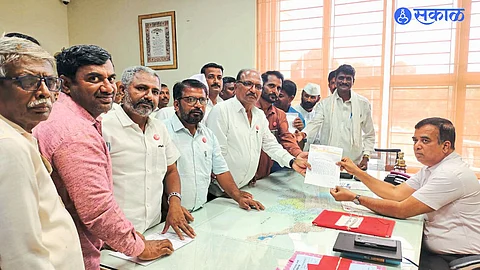 Swabhimani Shetkari Sanghatna submits memorandum government through administration