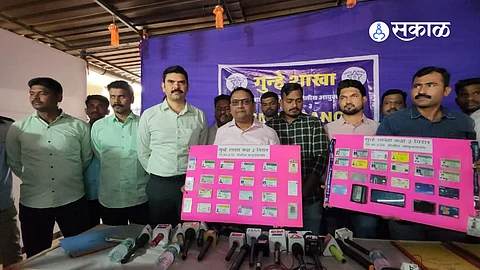 नालासोपारा: तोतया आयकर आयुक्ताला पकडल्यानंतर त्याच्याकडून जप्त करण्यात केलेली ओळखपत्रे दाखवताना पोलीस उपायुक्त अविनाश अंबुरे, गुन्हे शाखा कक्ष 03चे प्रभारी पोलीस निरीक्षक प्रमोद बडाख आणि त्यांची टीम.