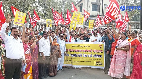 Poshan Aahar employees protested