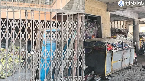 Palika Bazar on Peth Road was obstructed. In the second photo, the clods in Nag Chowk are closed.