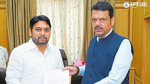 CM Devendra Fadnavis assures a favorable decision for the Shirsgaon Solar Energy Project, supporting Maharashtra's green energy future.