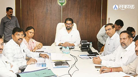 Monika Rajale and the construction minister discuss solutions to roadwork issues during a meeting with officials.