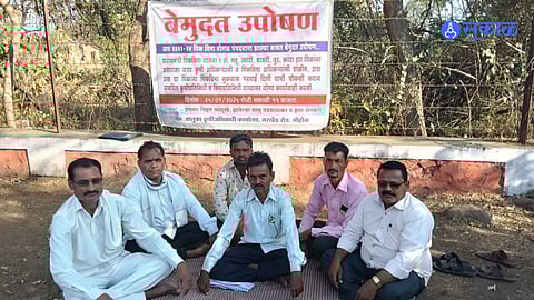 Solapur: पिक विम्यासाठी शेतकऱ्यांचे तालूका कृषी कार्यालया समोर बेमुदत उपोषण