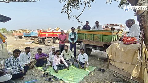 Farmers set up camp at sales centers as soybean arrivals increase, eager to sell before the purchase deadline expires.