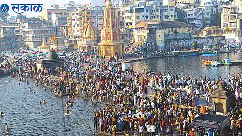On the occasion of Mouni Amavasya, devotees flocked to bathe in Godavari river which is Kumbhakshetra on Wednesday.