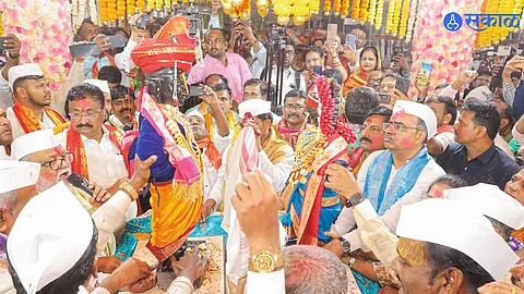 A stunning view of the royal Vithal-Rukmini wedding during Vasant Panchami in Pandharpur, beautifully adorned with four tons of flowers, as thousands of devotees gather for the celebration.