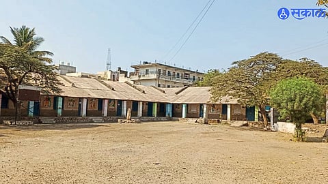 Parents in Karjat are protesting as students are forced to study in an unsafe building. The proposal for necessary repairs is still awaiting approval.