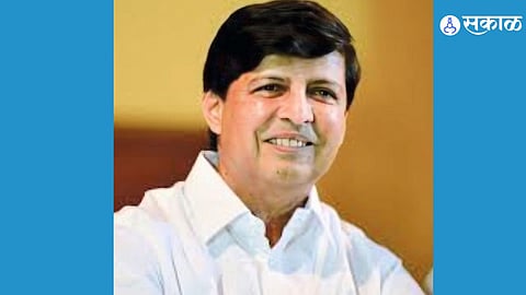 Suresh Bhosale receiving the Satara Bhushan Award, a prestigious honor for his exceptional contributions to society and culture.