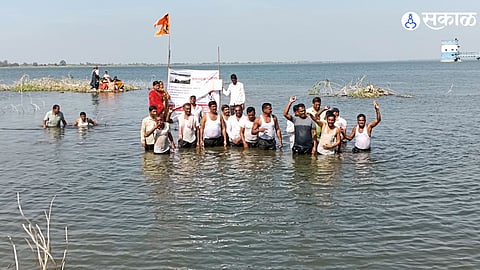 Women and farmers stage a water protest for four hours, opposing the commercialization of Ujani water tourism
