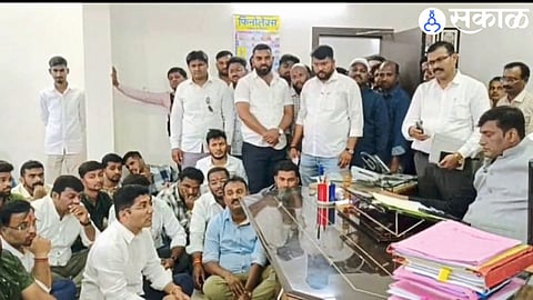 Sangram Jagtap protests in the Commissioner’s office, demanding the removal of illegal constructions and expulsion of Bangladeshis.
