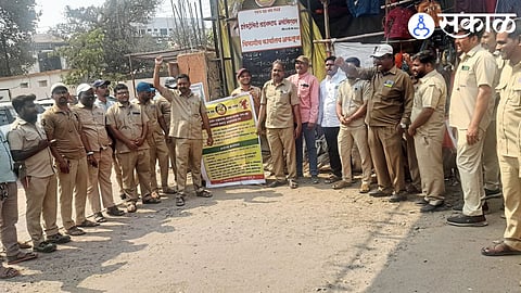 Mahavitaran line staff protest demanding urgent action on unresolved issues, drawing attention to workers' rights and service improvements.