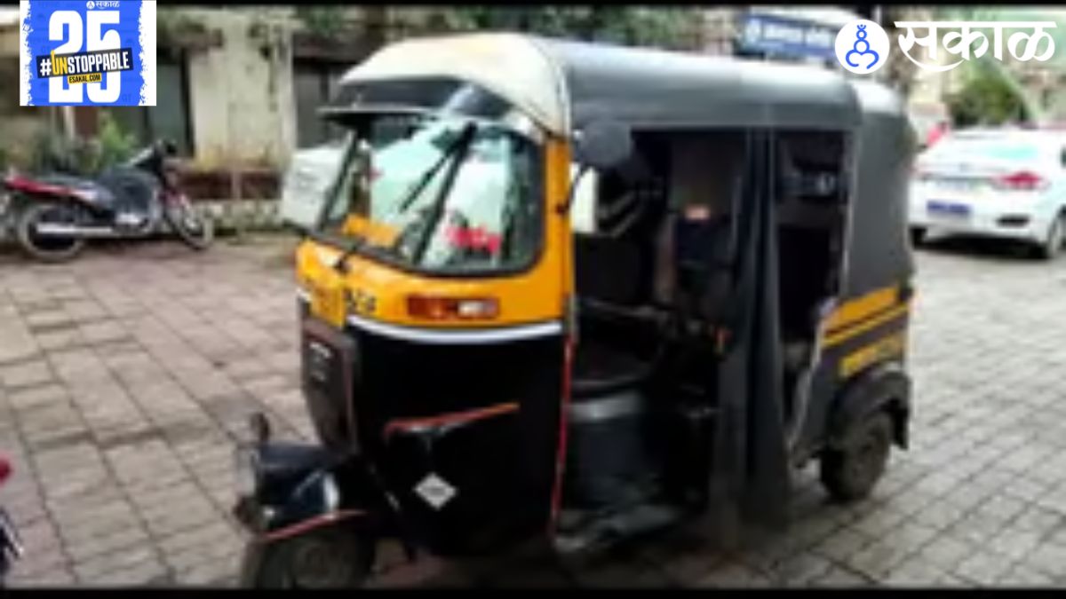 Rickshaw drivers involved in a physical confrontation outside the court premises in Maharashtra, causing public disturbance.