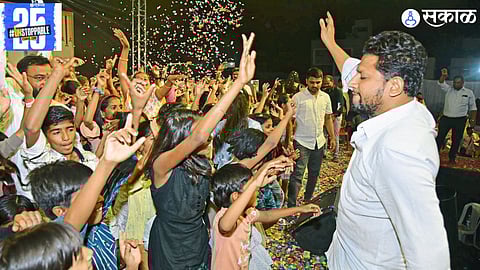 Sujoy Vikhe joins kids in a lively performance of ‘Main Hoon Don’, bringing joy and excitement to the event.