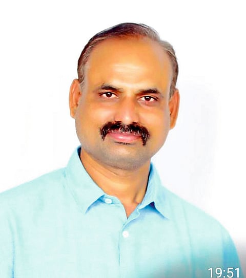 चारोटी पुलाखाली कंटेनर अडकल्याने कोंडी