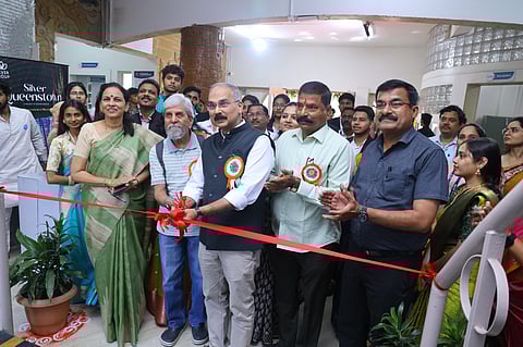 भारती विद्यापीठ वार्षिक कला प्रदर्शनाचे उद्घाटन प्रसिद्ध व्यंगचित्रकार चारुदास पंडित यांच्या हस्ते संपन्न झाले