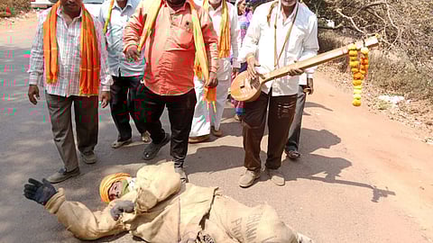 Devotee reaches Jotiba Hill after a 13-day walk from Shalgaon, covering 95 kilometers of spiritual devotion.