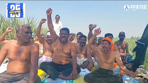 Palshi farmers protesting against the Sangola irrigation scheme, demanding higher compensation for their lands."