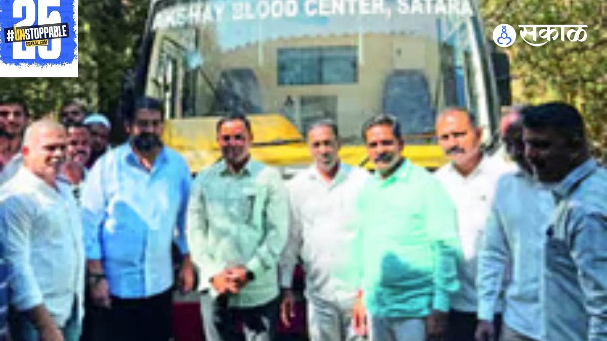 Minister Shivendra Singh Rajé Bhosale appreciating the innovative mobile blood donation van concept for its significant contribution to community health.