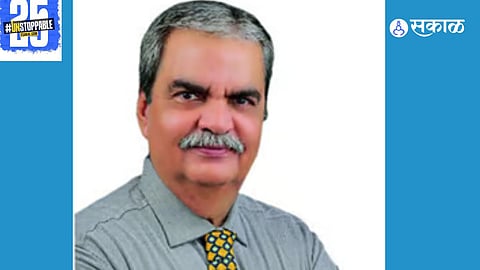 Dr. Bharat Vatvani receiving the Dada Undalkar Award from Uday Singh Undalkar at the award ceremony in Undala.