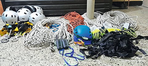 बचाव कार्यात मदत करणाऱ्या संस्थेला शिक्षकांची मदत