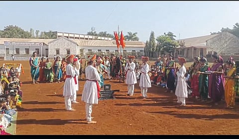 न्यू इंग्लिश मीडियम स्कूलमधील
विद्यार्थ्यांच्या पारंपारिक वेशभूषा