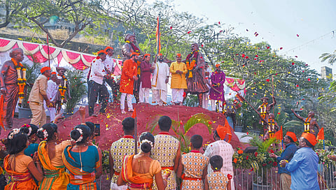 जेजुरीत समूह शिल्पावर पुष्पवृष्टी