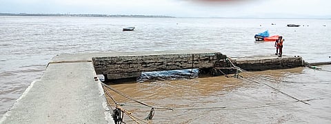 चौक जेटीचे काम रखडले